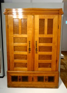 Linen closet by Otto Eckmann, c. 1900, cherry, birds eye maple, oak, brass - Hessisches Landesmuseum Darmstadt - Darmstadt, Germany - DSC00968