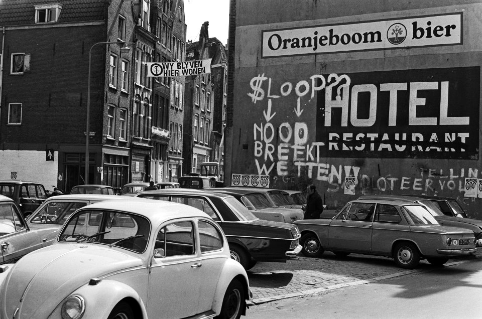 Leuzen op muren en op een spandoek, Bestanddeelnr 924-4937