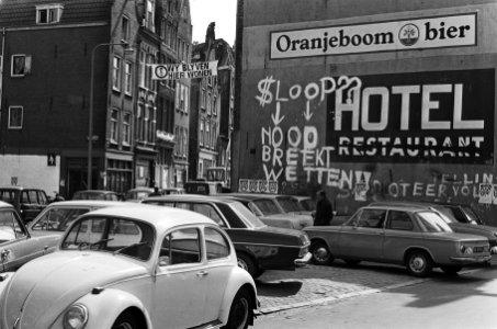 Leuzen op muren en op een spandoek, Bestanddeelnr 924-4937