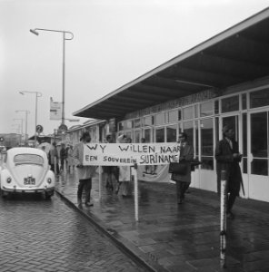 Leuzen en spandoeken ter verwelkoming Minister-President Pengel op Schiphol, Bestanddeelnr 915-0957