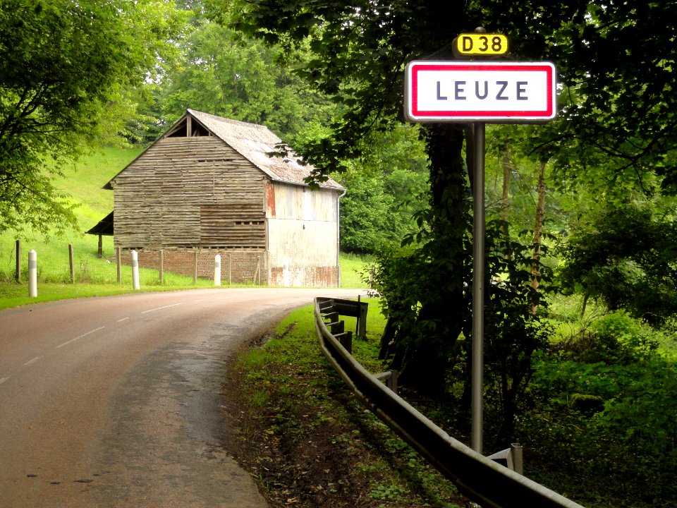 Leuze (Aisne) city limit sign