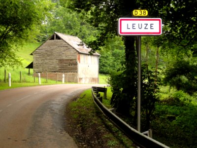 Leuze (Aisne) city limit sign