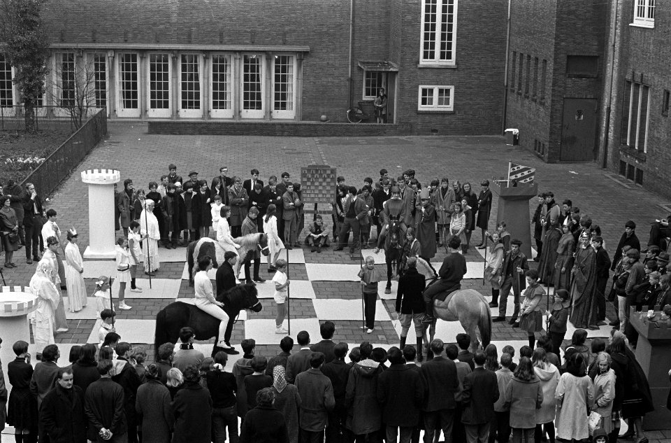 Levend schaakspel op binnenplaats Vossius-gymnasium te Amsterdam, Bestanddeelnr 918-9893