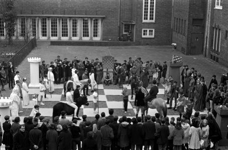 Levend schaakspel op binnenplaats Vossius-gymnasium te Amsterdam, Bestanddeelnr 918-9893