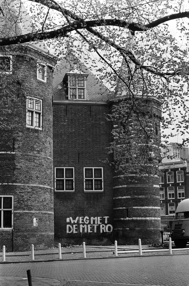 Leuzen op muren en een spandoek, Bestanddeelnr 924-4939