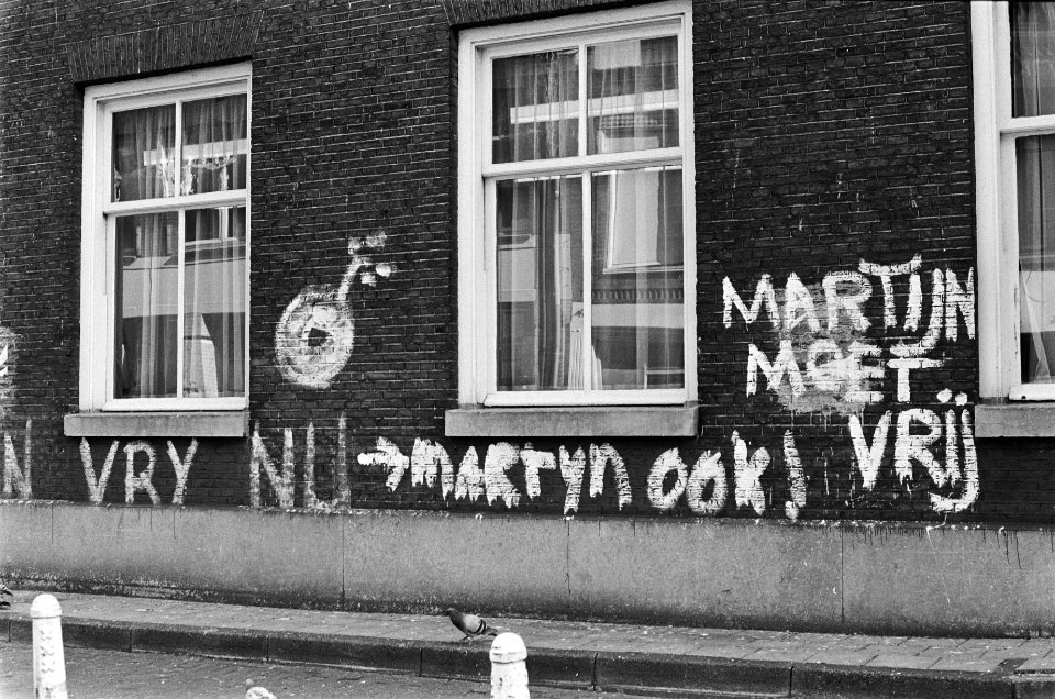 Leuzen op de muur van Paleis van Justitie in Amsterdam van Onkruit (onder andere, Bestanddeelnr 932-1156