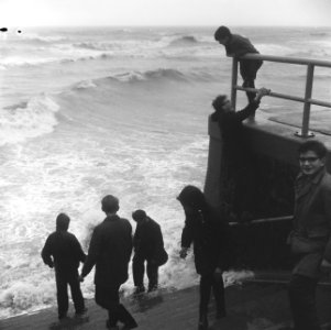 Levensgevaarlijk spel in de storm aan de boulevard te Scheveningen, Bestanddeelnr 915-7553