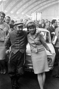 Lex Goudsmit (als Tevje) kreeg auto op RAI-tentoonstelling, Bestanddeelnr 920-0991