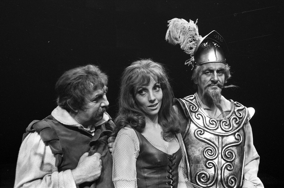 Lex Goudsmit (als Sancho Panza), Carry Tefsen (als Dulcinea) en Guus Hermus (als, Bestanddeelnr 921-9539