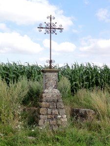 Levergies (Aisne) croix de chemin D 21 sur la hauteur