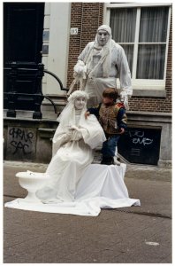 Levende standbeelden voor het gebouw van Trou moet blycken. NL-HlmNHA 54029298