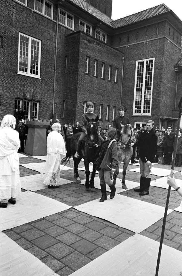 Levend schaakspel op binnenplaats Vossius-gymnasium te Amsterdam, Bestanddeelnr 918-9894