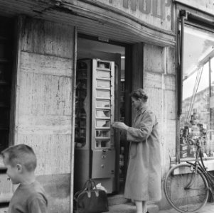 Levensmiddelenautomaat in Amsterdam Zuid, Bestanddeelnr 909-7675