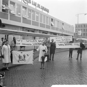 Leuzen en spandoeken ter verwelkoming Minister-President Pengel op Schiphol, Bestanddeelnr 915-0956
