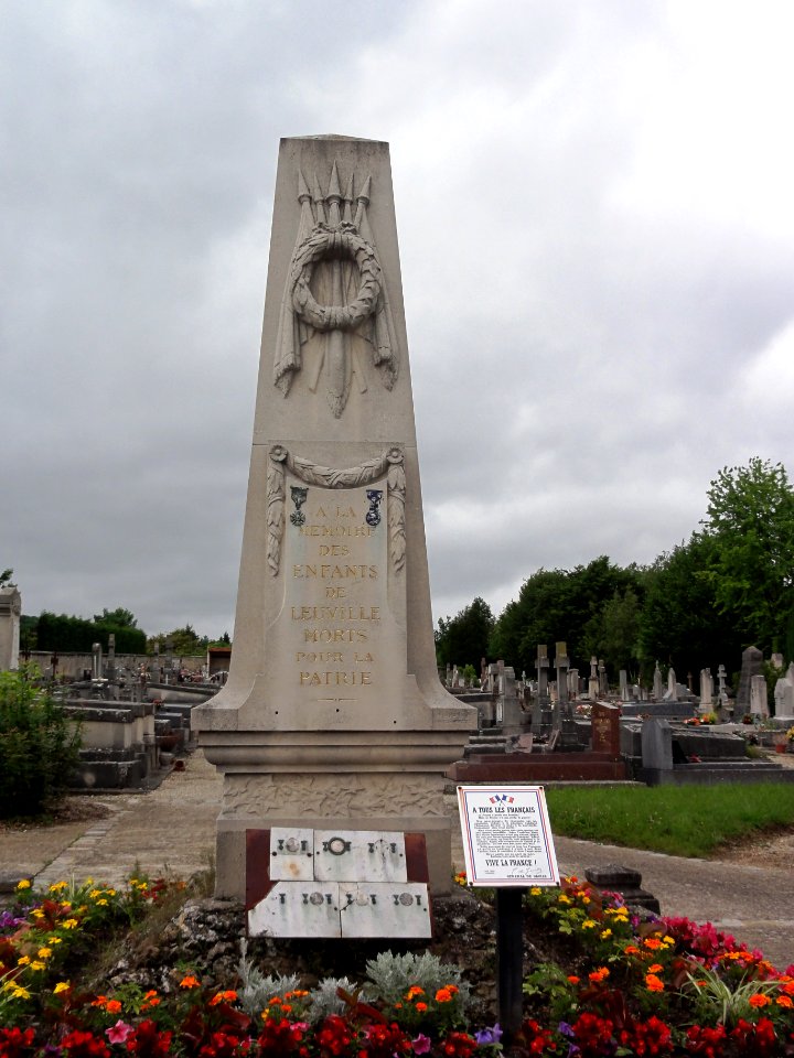 Leuville-sur-Orge (Essonne) Monument aux morts au cimetière