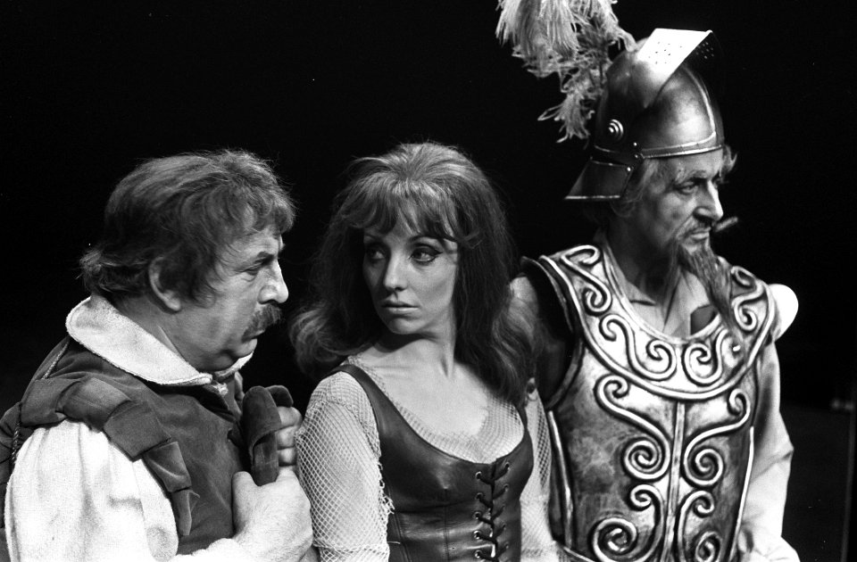 Lex Goudsmit (als Sancho Panza), Carry Tefsen (als Dulcinea) en Guus Hermus (als, Bestanddeelnr 921-9540