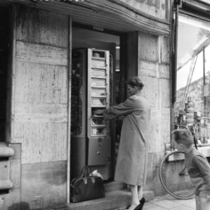 Levensmiddelenautomaat in Amsterdam Zuid, Bestanddeelnr 909-7674