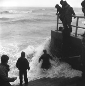 Levensgevaarlijk spel in de storm aan de boulevard te Scheveningen, Bestanddeelnr 915-7554