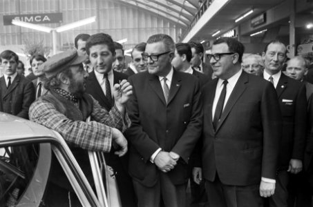 Lex Goudsmit (als Tevje) kreeg auto op RAI-tentoonstelling, Bestanddeelnr 920-0994