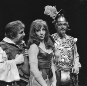 Lex Goudsmit (als Sancho Panza), Carry Tefsen (als Dulcinea) en Guus Hermus (als, Bestanddeelnr 921-9541