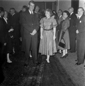 Lezing Hillary, Amsterdam. koningin Juliana en prinses ... aanwezig, Bestanddeelnr 906-1053