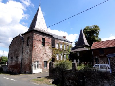 Leval (Nord, Fr) Les Fontenelles maison aux deux tours-pigeonniers