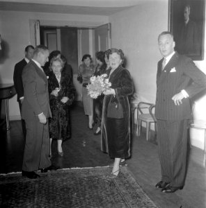 Lezing Hillary, Amsterdam. koningin Juliana en prinses ... aanwezig, Bestanddeelnr 906-1051