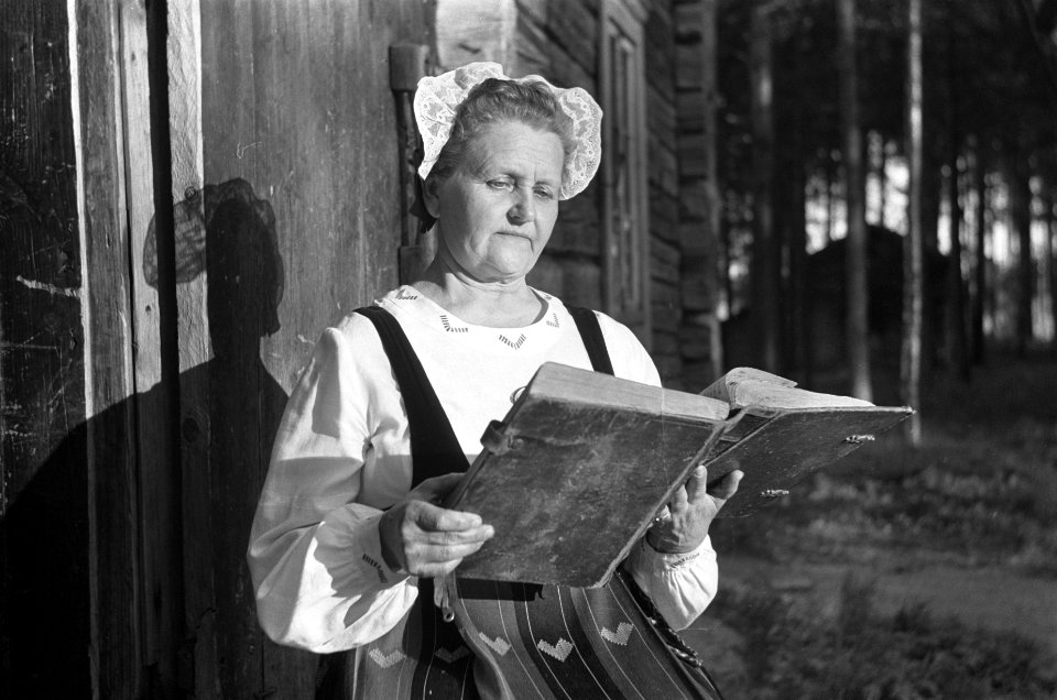 Lezende vrouw in klederdracht, Bestanddeelnr 920-4681
