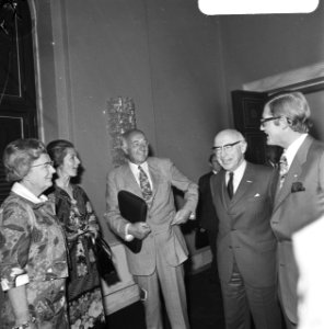 Lezing Tussentijds Bestek in Paleis op de Dam , v.l.n.r. koningin Juliana , echt, Bestanddeelnr 926-4193