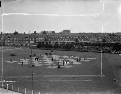 Levend schaakspel o.l.v. Max Euwe op het Mosveld te Amsterdam, Bestanddeelnr 901-8857