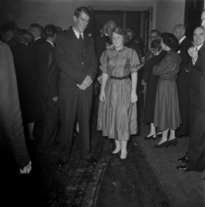 Lezing Hillary, Amsterdam. koningin Juliana en prinses ... aanwezig, Bestanddeelnr 906-1048