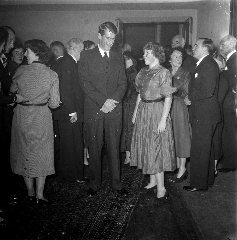 Lezing Hillary, Amsterdam. koningin Juliana en prinses ... aanwezig, Bestanddeelnr 906-1049