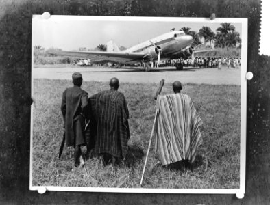 Liberia, stamhoofden bekijken een vliegtuig, Bestanddeelnr 909-2651