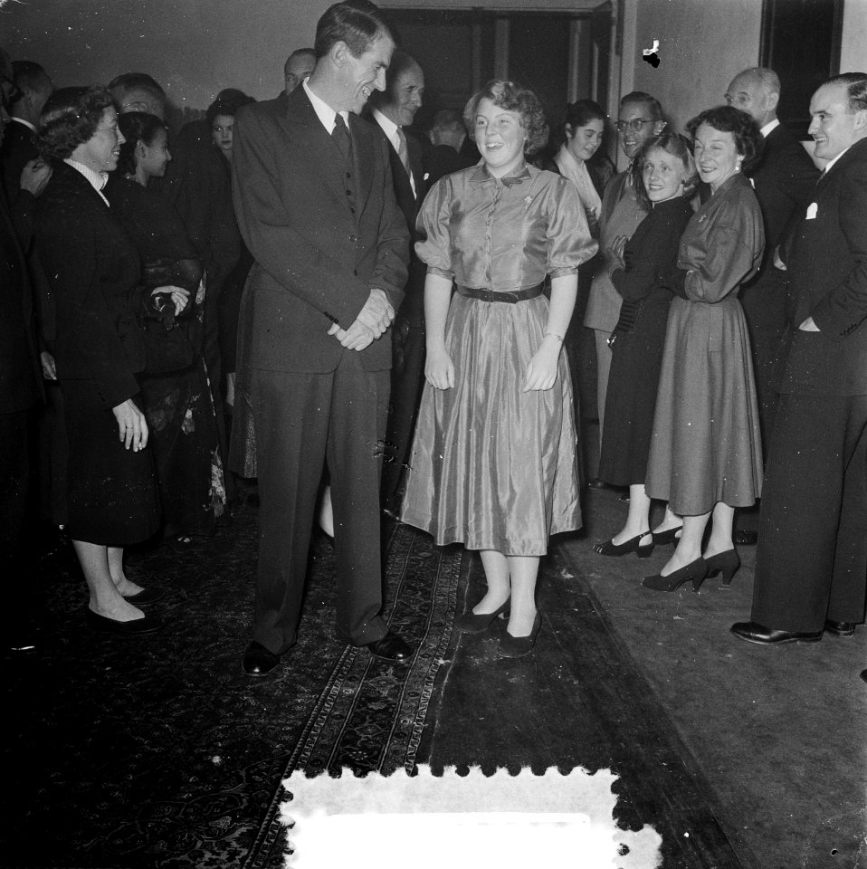 Lezing Hillary, Amsterdam. koningin Juliana en prinses ... aanwezig, Bestanddeelnr 906-1052