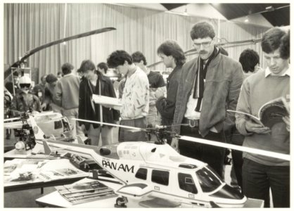 Lezing over helicopters tijdens een symposium over vliegtuigbouw. Hogere Technische School aan de Veldzigtlaan 1 georganiseerd door studentenvereniging Sipke Wijnia. NL-HlmNHA 54015549