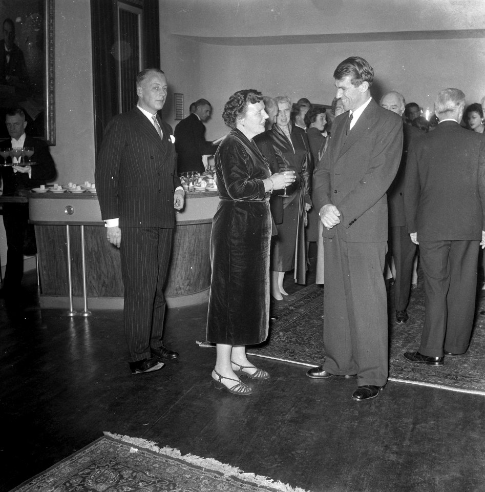 Lezing Hillary, Amsterdam. koningin Juliana en prinses ... aanwezig, Bestanddeelnr 906-1047