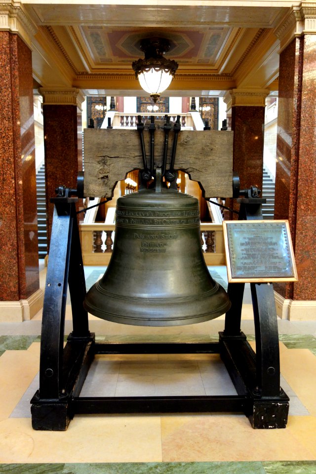 Liberty Bell replica - Wisconsin State Capitol - DSC03132