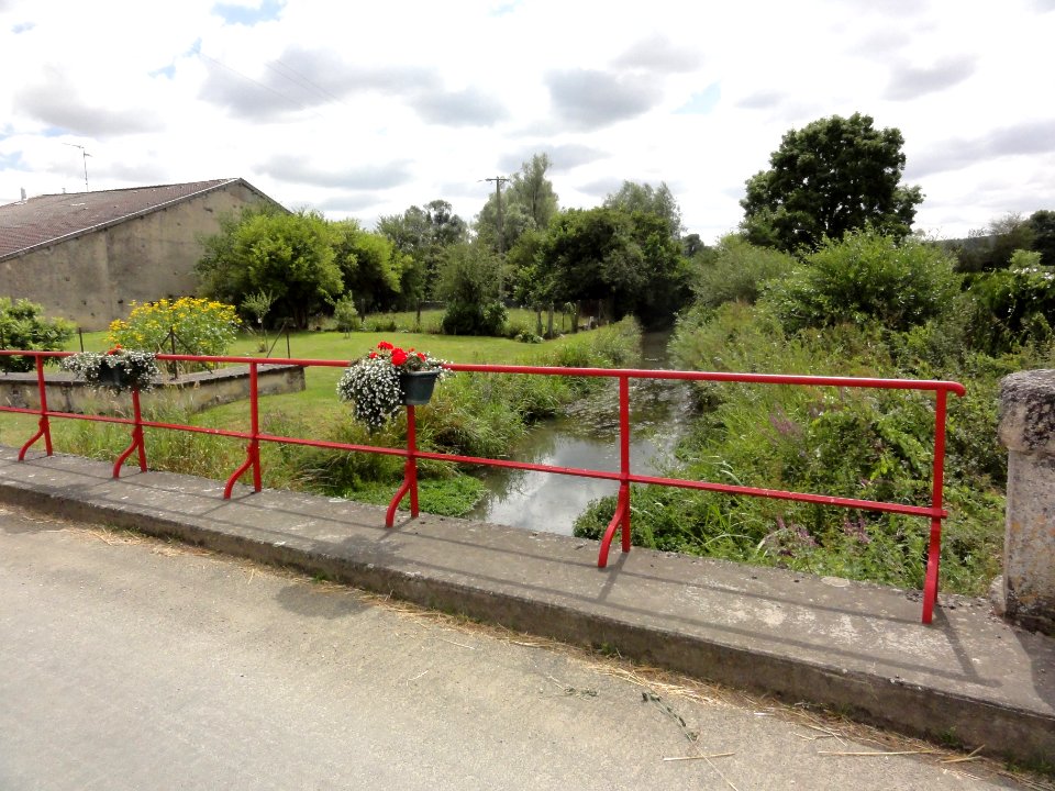 Levoncourt (Meuse) pont sur un ruisseau