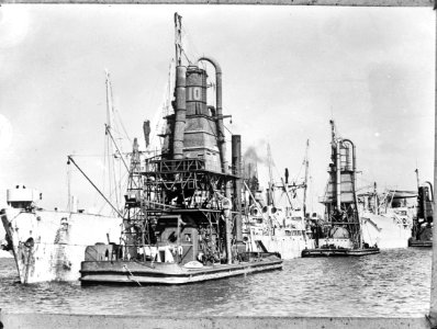 Libery-schip met graan geladen wordt te Roterdam met elevator gelost, Bestanddeelnr 900-9011