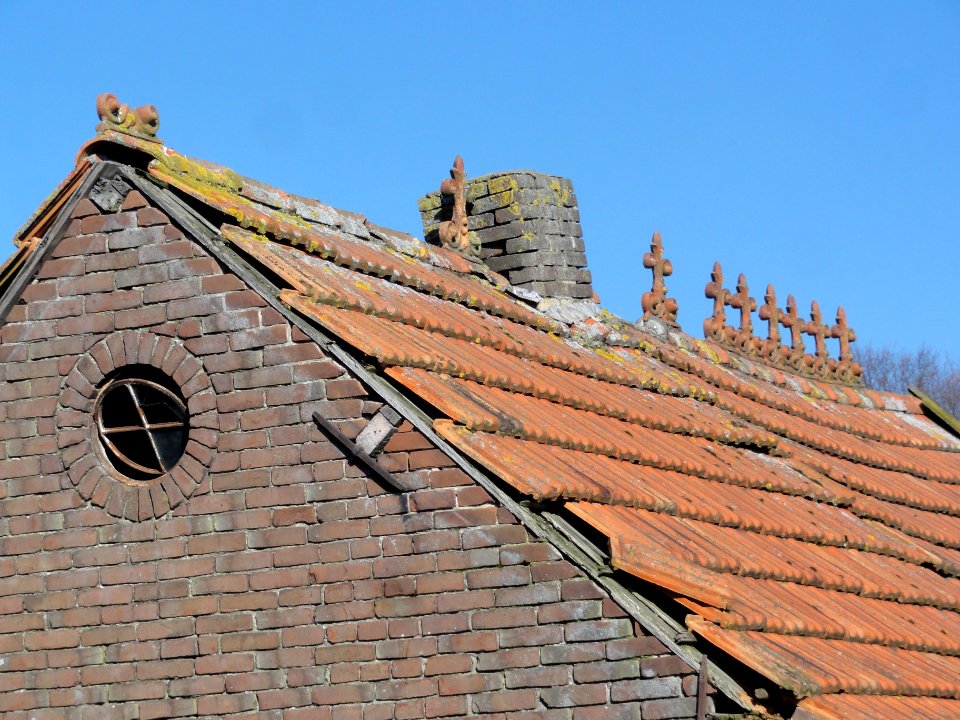 Leur (Wijchen) van Balverenlaan bij 2 bakhuisje, dak met vorstkammen Gem.Mon