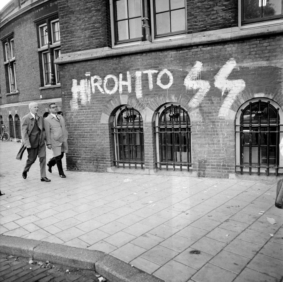 Leus Hirohito SS op muur van Koninklijk Instituut voor Tropen , Amsterdam, Bestanddeelnr 925-0192