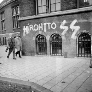 Leus Hirohito SS op muur van Koninklijk Instituut voor Tropen , Amsterdam, Bestanddeelnr 925-0192