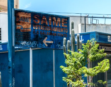 Letrero de Saime destruído por la suciedad y Vandalismo