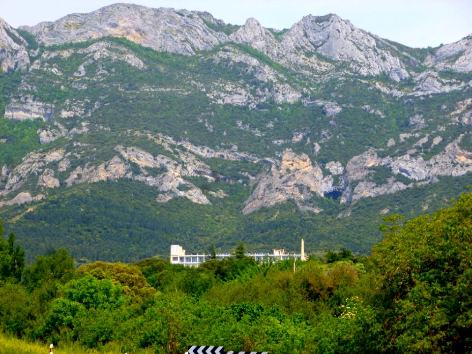 Leza - Hospital de Leza, con la Sierra de Cantabria al fondo