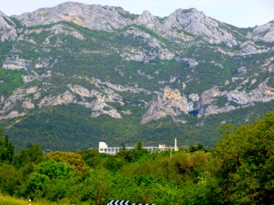 Leza - Hospital de Leza, con la Sierra de Cantabria al fondo