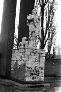 Leus op het Van Heutsz monument in Amsterdam als protest tegen het beleid van st, Bestanddeelnr 931-2712