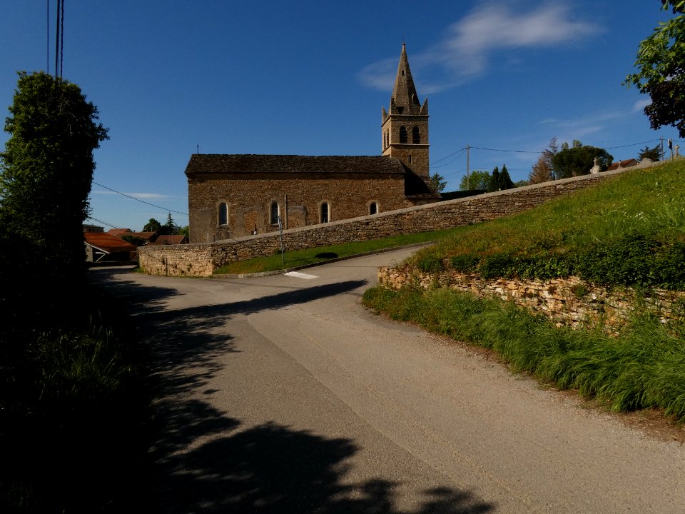 Leyrieu - Rue de l'Ancienne Mairie - Vue sur l'église Saint-Jean-l'Évangéliste