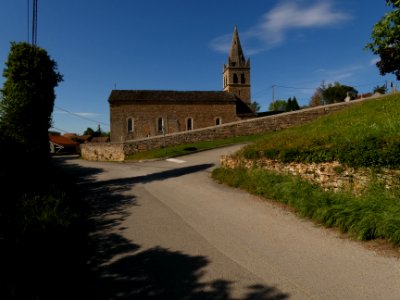 Leyrieu - Rue de l'Ancienne Mairie - Vue sur l'église Saint-Jean-l'Évangéliste