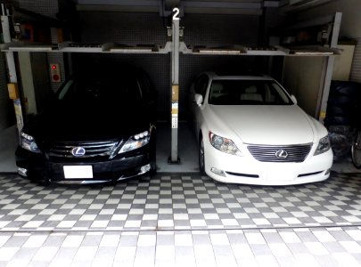 Lexus LS600h (UVF45) & LS460 (USF40) front
