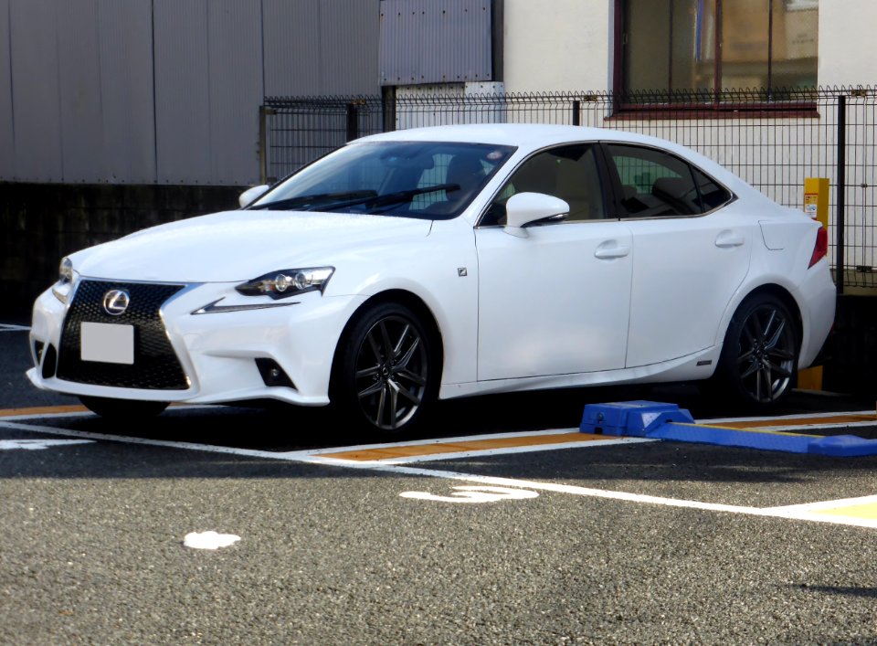 Lexus IS300h "F SPORT" (AVE30) front